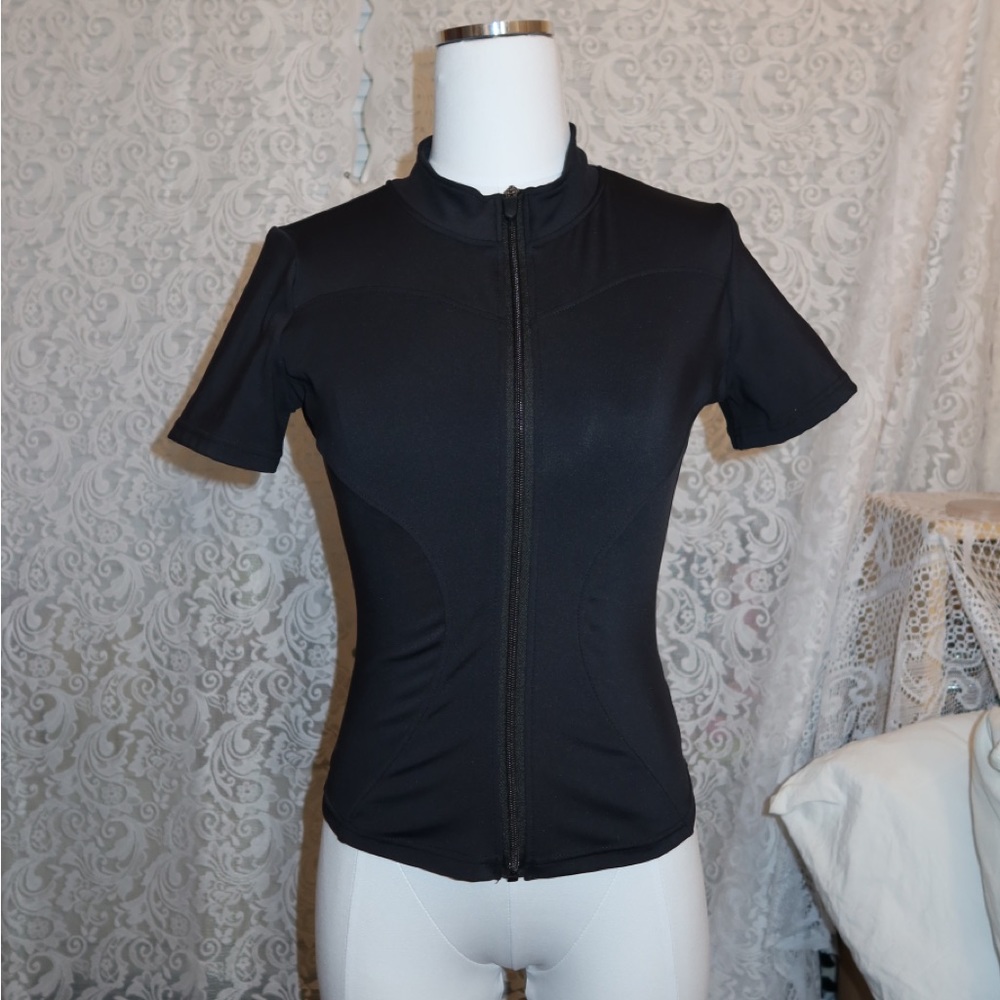 Black shirt sleeve workout top